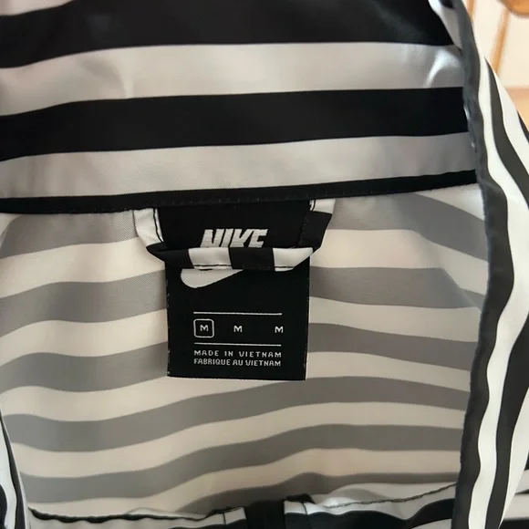Nike Black and White Striped Jacket with Gold Logo - Picture 4 of 5